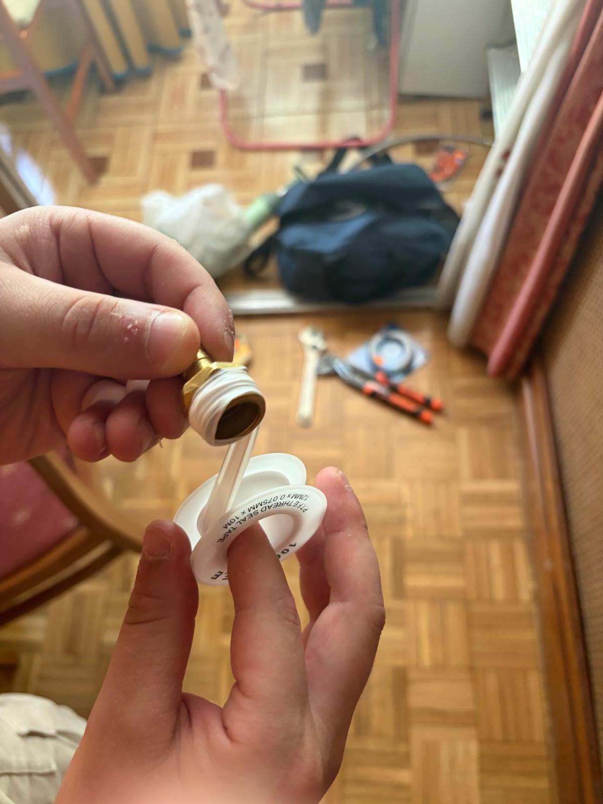 Sellado de rosca con cinta de teflón en una instalación de fontanería