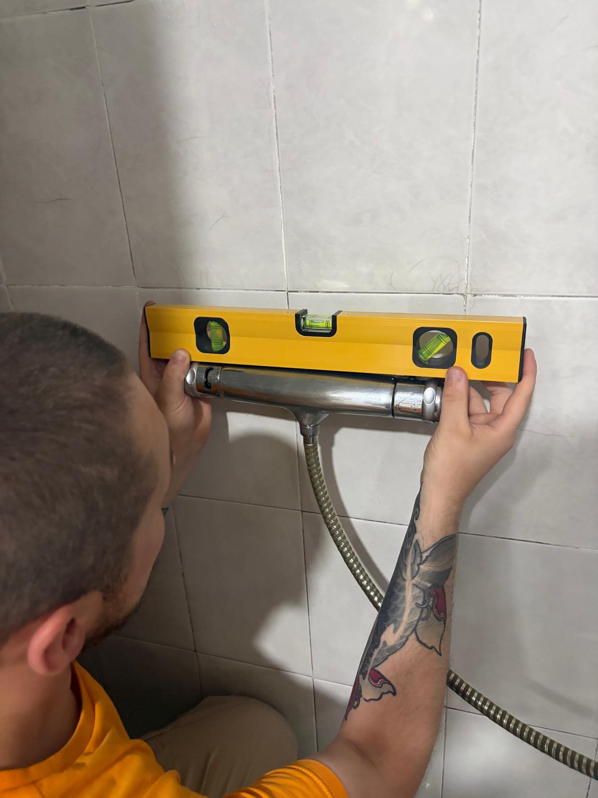 Instalación nivelada de un grifo termostático de ducha