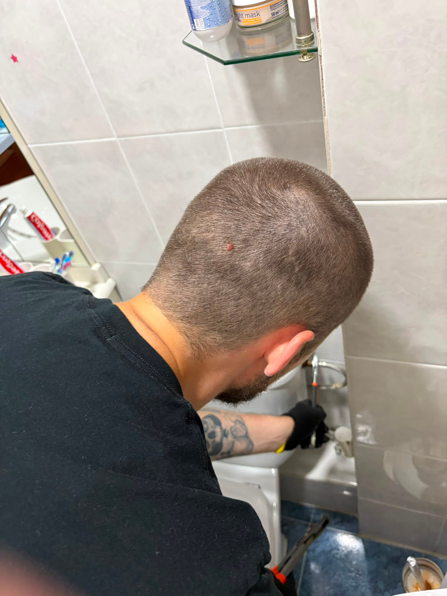 Fontanero trabajando en la reparación de un inodoro